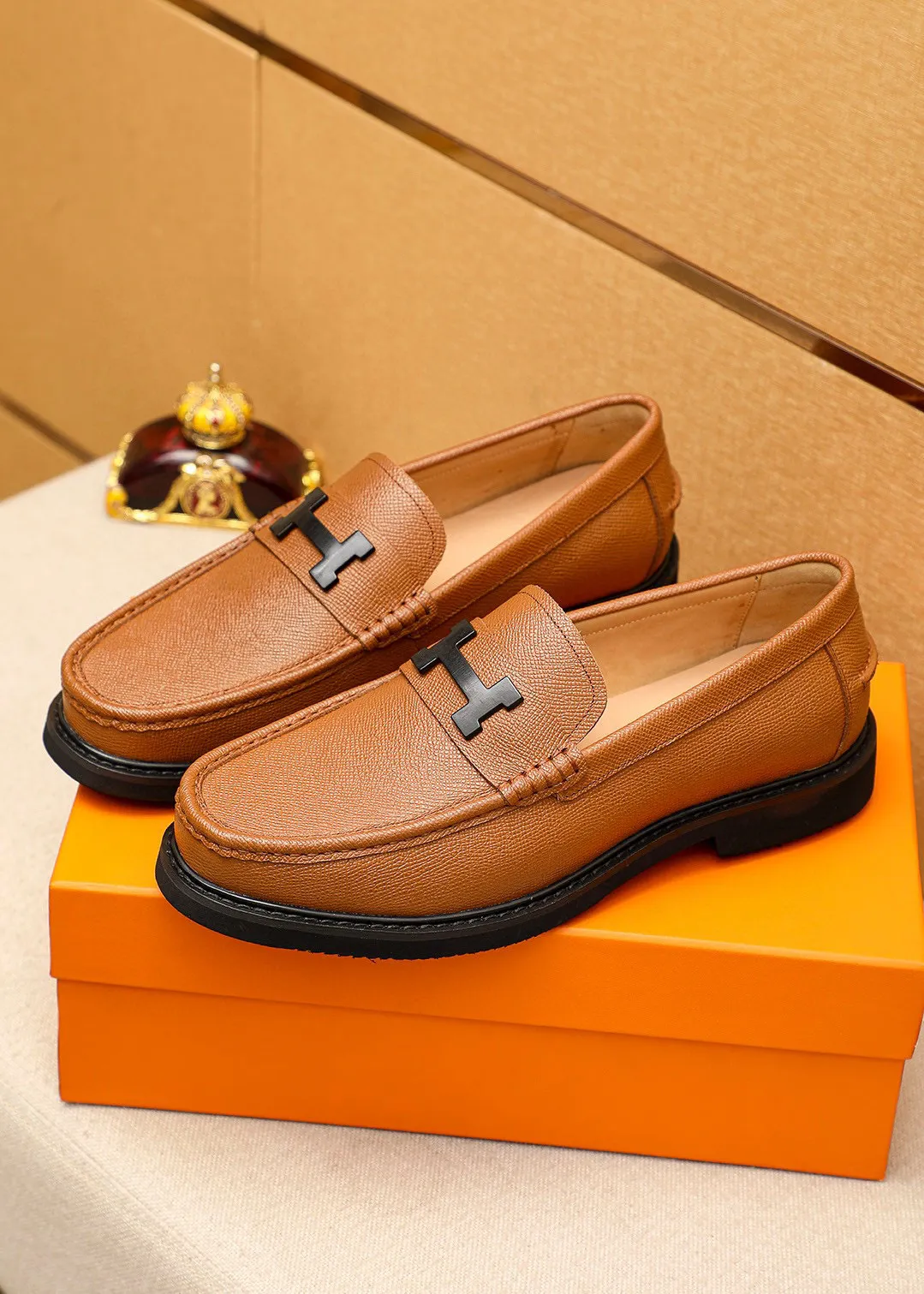 Men's shoes 💰460 💐 Product trademark: HERMES "Hermès" casual leather shoes Regular size: 39-44 (38.45🉑️customized) Product materials: Selected imported first-layer cross-grain cowhide upper + luxury hardware buckle, imported water-dyed cowhide lining. Strong three-dimensional visual effect, non-slip and wear-resistant rubber outsole Color: 4⃣️colors available